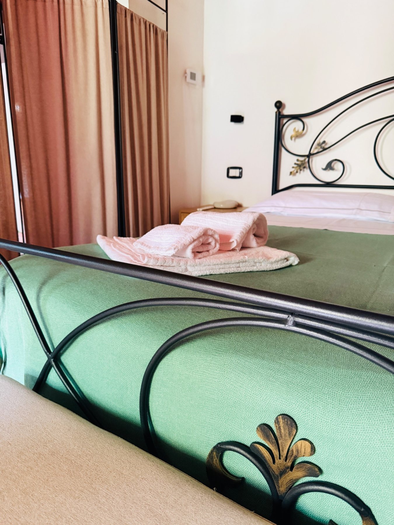 Letto matrimoniale e biancheria
