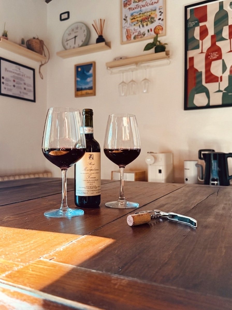 Dettaglio con vino Nobile di Montepulciano
